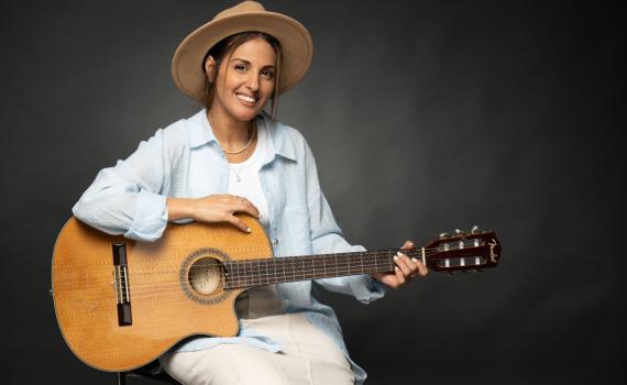 מנגנת בלי תווים: המוזיקאית שממציאה מחדש את שירי הילדים