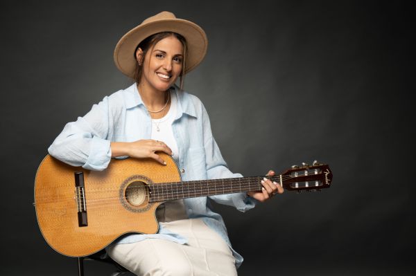 מנגנת בלי תווים: המוזיקאית שממציאה מחדש את שירי הילדים