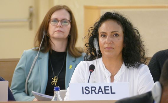 אם החטופה באו"ם: "אנחנו צריכים להיות באותו צד"