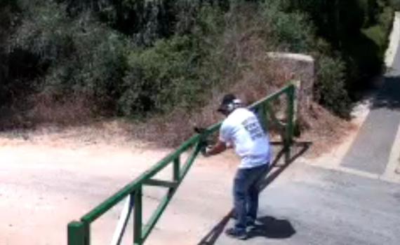 מפגין נעצר לאחר שהחליף מנעול בשער בית רה"מ