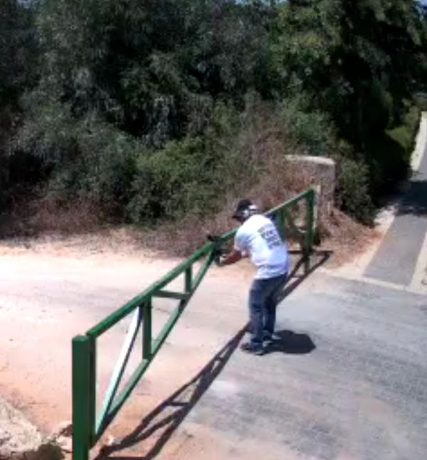 מפגין נעצר לאחר שהחליף מנעול בשער בית רה"מ