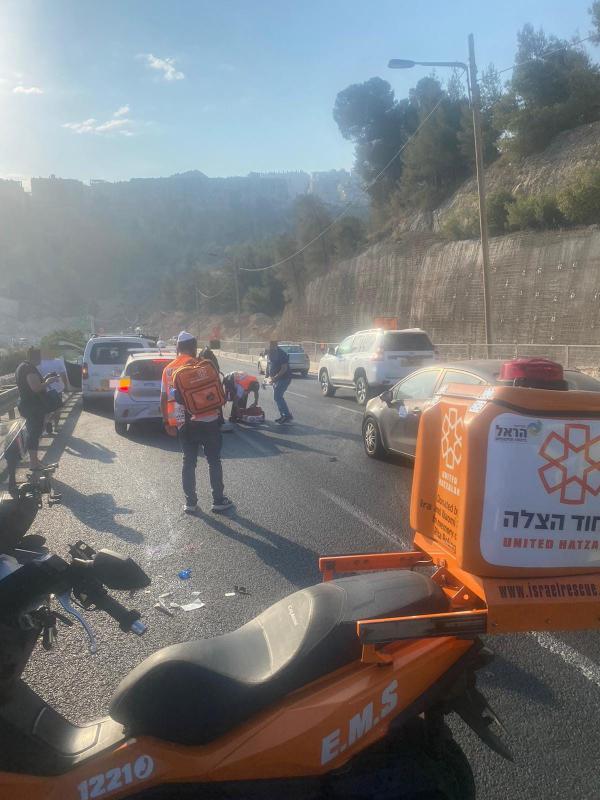 ירושלים: רוכב אופנוע החליק בעת הרכיבה; מצבו קשה