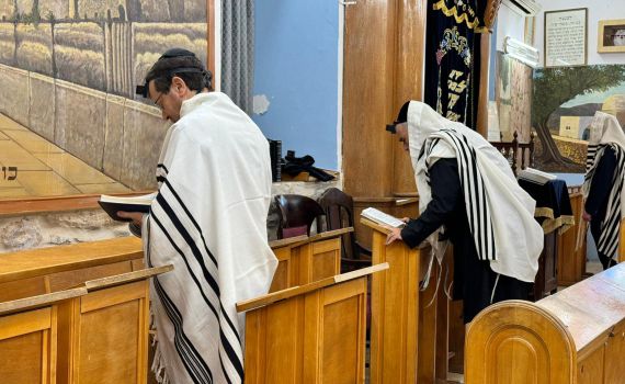 צפו: הנשיא הרצוג מתפלל שחרית בבית הכנסת האר"י
