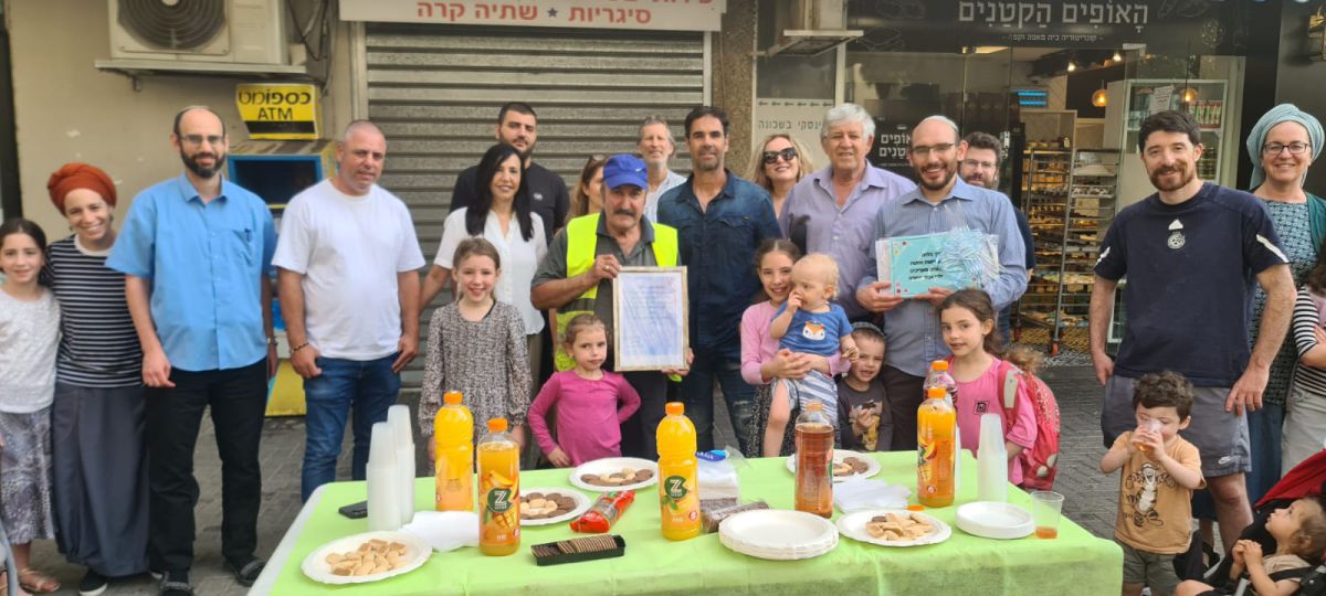 יוצא לפנסיה: תושבי השכונה ערכו פרידה מרגשת לפועל הניקיון