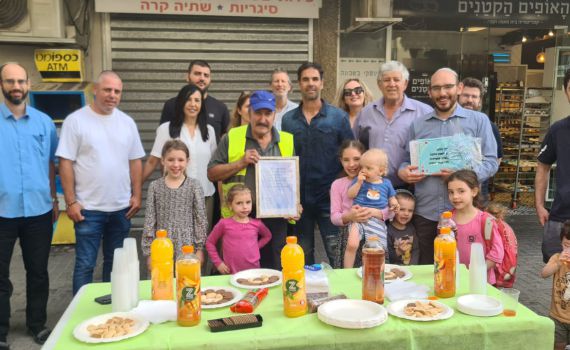 יוצא לפנסיה: תושבי השכונה ערכו פרידה מרגשת לפועל הניקיון
