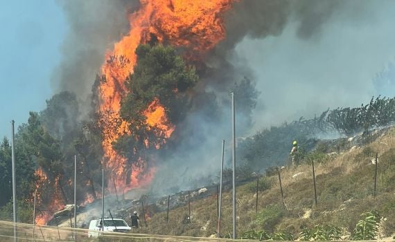 שריפת ענק בגוש עציון: הלהבות מתקרבות לחטמ"ר