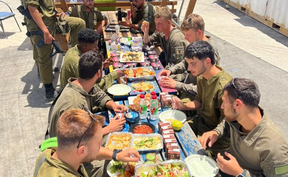 עוגות גבינה לצד שווארמה טבעונית: כך נערך צה"ל לחג