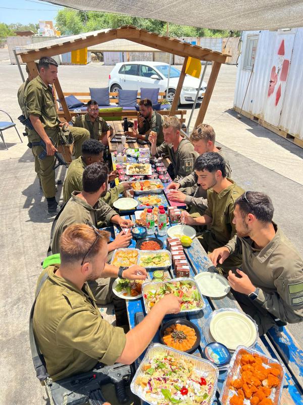 עוגות גבינה לצד שווארמה טבעונית: כך נערך צה"ל לחג