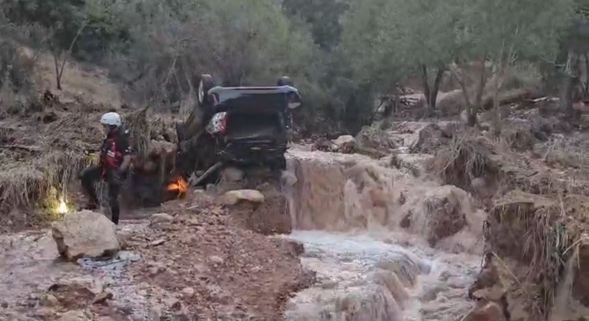 תיעוד: צינור ענק התפוצץ בירושלים, לכודים חולצו