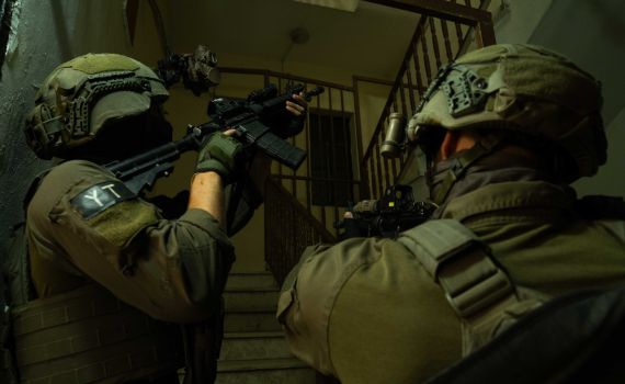 צה"ל עצר מחבלים שזרקו בקבוקי תבערה לעבר רכב