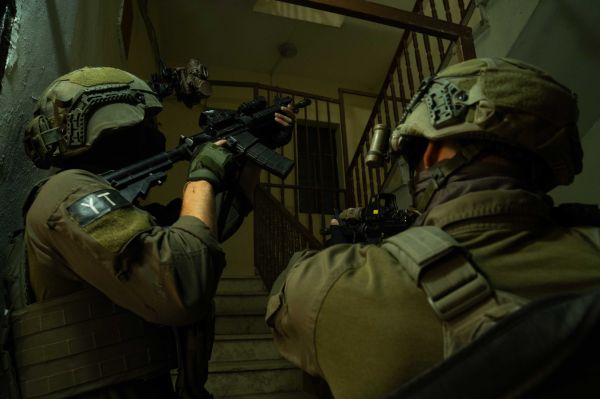 צה"ל עצר מחבלים שזרקו בקבוקי תבערה לעבר רכב