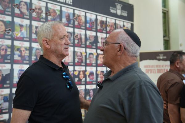 גנץ בצפון נגד נתניהו: "הוא היה צריך להיות פה היום"