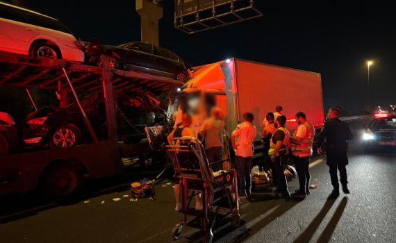 נוסע נלכד במשאית: 3 פצועים בתאונה בכביש 4