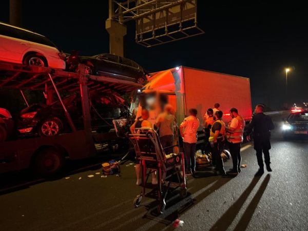 נוסע נלכד במשאית: 3 פצועים בתאונה בכביש 4