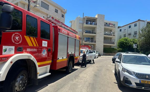 סבתא ותינוק חולצו מדירה בוערת בחיפה, מצבם קל