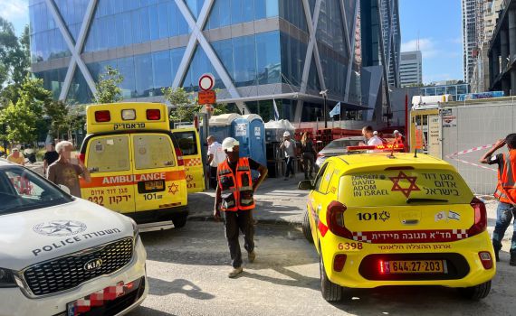 חפץ כבד נפל על עובד בנייה בת"א; מותו נקבע במקום