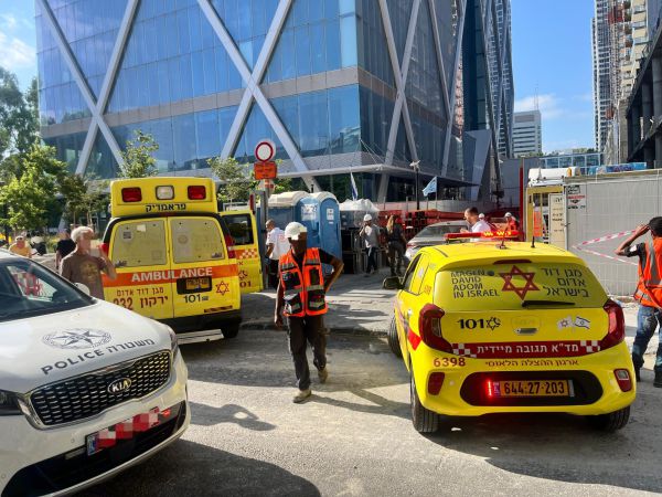 חפץ כבד נפל על עובד בנייה בת"א; מותו נקבע במקום