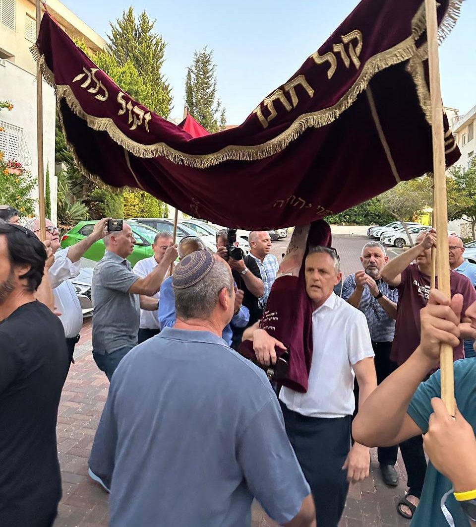 סופר הסת"ם הופתע: מסורת שונה בספר תורה בן 800 שנה