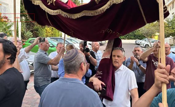 סופר הסת"ם הופתע: מסורת שונה בספר תורה בן 800 שנה