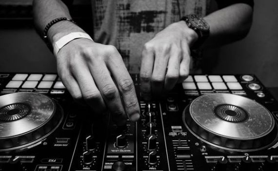 בחירת דיג'יי לחתונה: טיפים שלא תרצו לפספס
