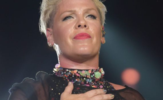 הזמרת היהודייה נגד ההחלטה ללמד תנ"ך בארה"ב