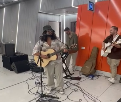כשהוא בתחפושת: הזמר האהוב הפתיע את נוסעי הרכבת הקלה