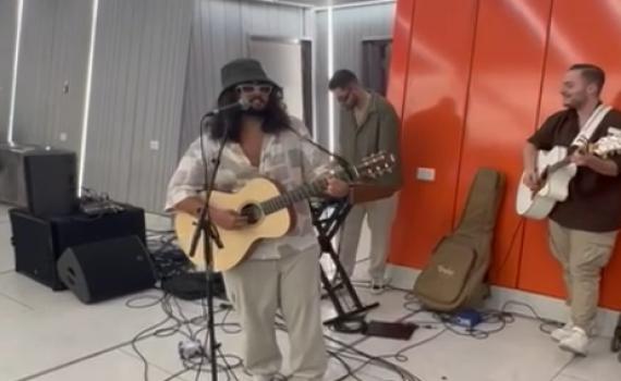 כשהוא בתחפושת: הזמר האהוב הפתיע את נוסעי הרכבת הקלה