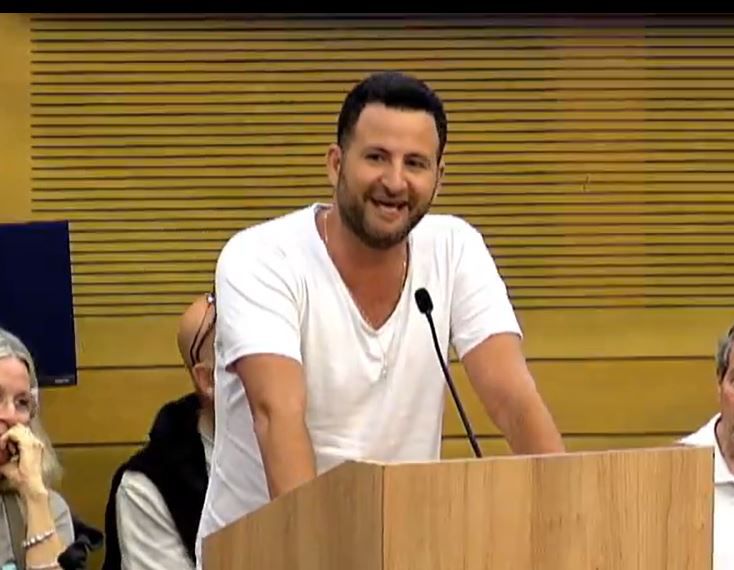 צפו: גיא הוכמן הצחיק את שדולת המילואים