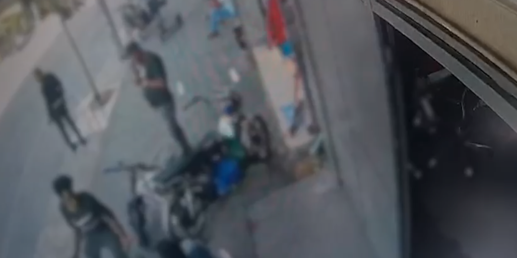 צפו: עובד המכולת סירב לתת כיסא ללקוח ונדקר