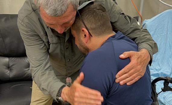 הרב רפי פרץ לתלמיד שנפצע: אתה מוביל המחנה