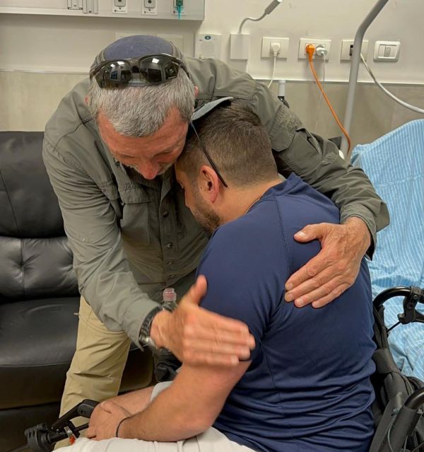 הרב רפי פרץ לתלמיד שנפצע: אתה מוביל המחנה