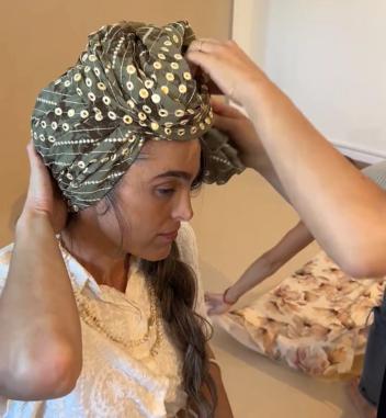 סערה ברשת: "למה צריך מפת שולחן על הראש?"