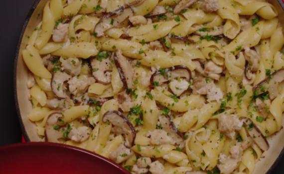 מתכון לשבת: פסטה עוף ופטריות בסיר אחד