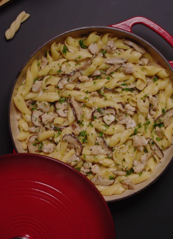 מתכון לשבת: פסטה עוף ופטריות בסיר אחד