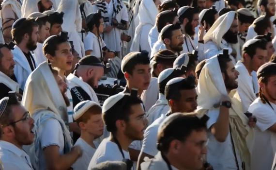 בשידור חי: המונים בתפילת ראש חודש באביתר