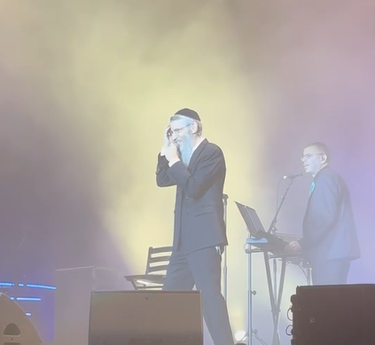 צפו: הזמר הסרוג מתארח בהופעתו של אברהם פריד