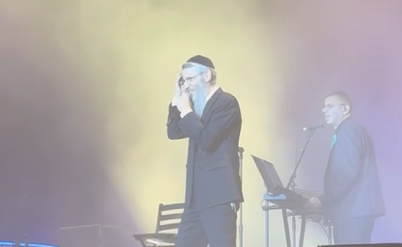 צפו: הזמר הסרוג מתארח בהופעתו של אברהם פריד