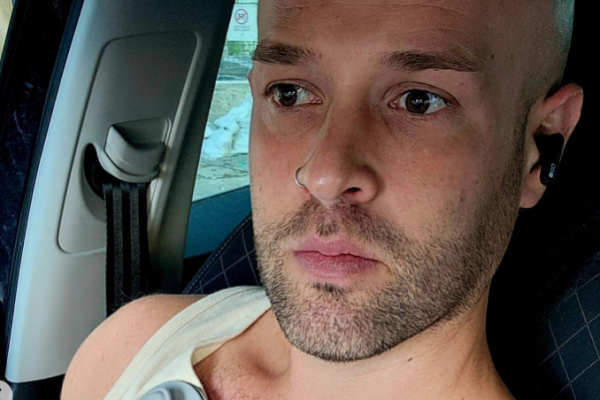 כתב ערוץ 13 שבר חוליה בגב בשידור חי