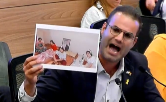 הח"כ הוציא תמונה ועורר מהומה: "תתבייש לך". צפו