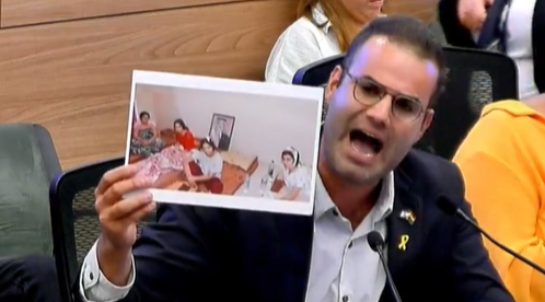 הח"כ הוציא תמונה ועורר מהומה: "תתבייש לך". צפו