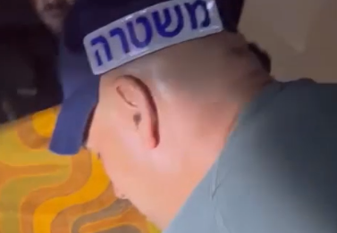 השוטר חיפש נשק בבית החשוד: זו ההפתעה שציפתה לו