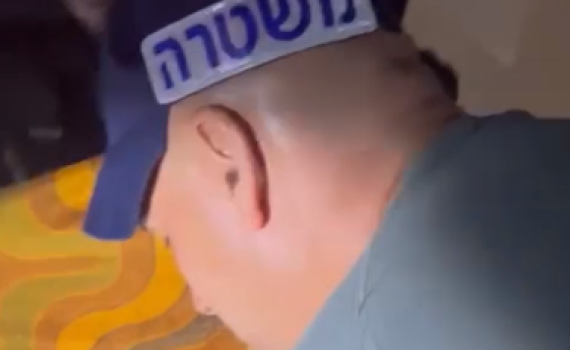 השוטר חיפש נשק בבית החשוד: זו ההפתעה שציפתה לו