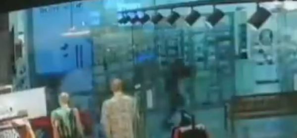 המחבל דוקר ומנסה לברוח: תיעוד הפיגוע בכרמיאל