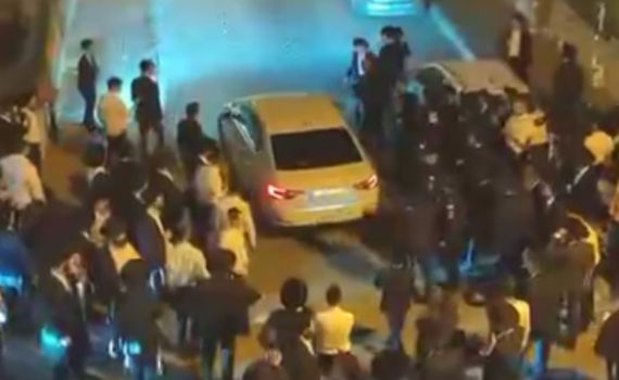 האלוף דוד זיני הותקף בבני ברק על ידי מפגינים חרדים