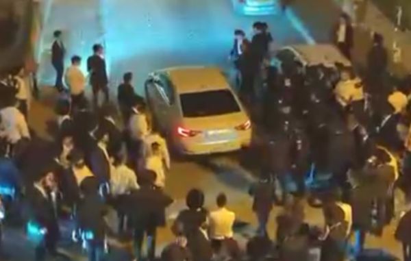 האלוף דוד זיני הותקף בבני ברק על ידי מפגינים חרדים