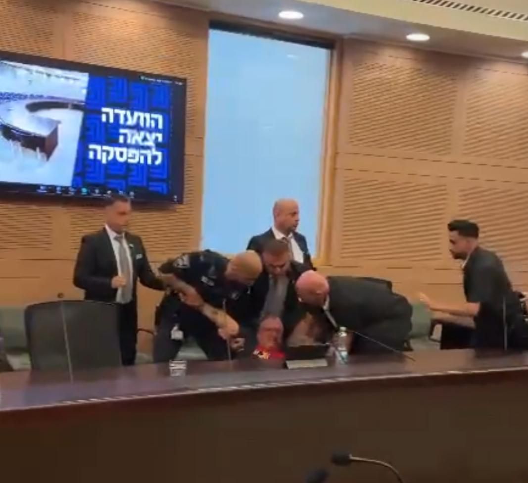 ההנחיה למשפחות החטופים: להתפרע בכנסת