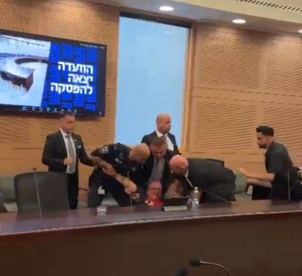 ההנחיה למשפחות החטופים: להתפרע בכנסת