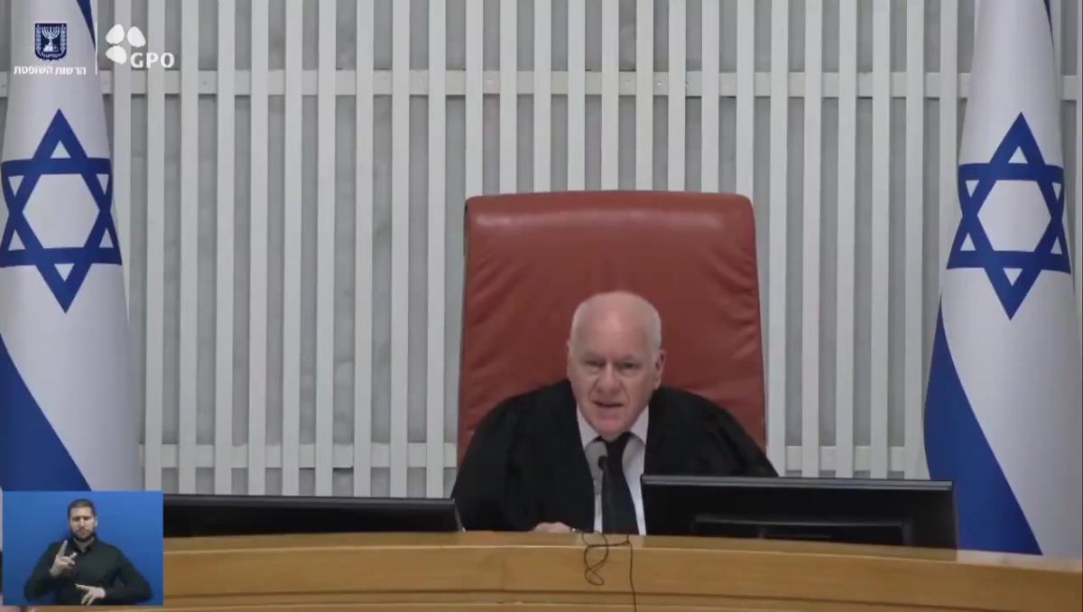 צפו: השופט פוגלמן הוציא בכוח משפחות שכולות