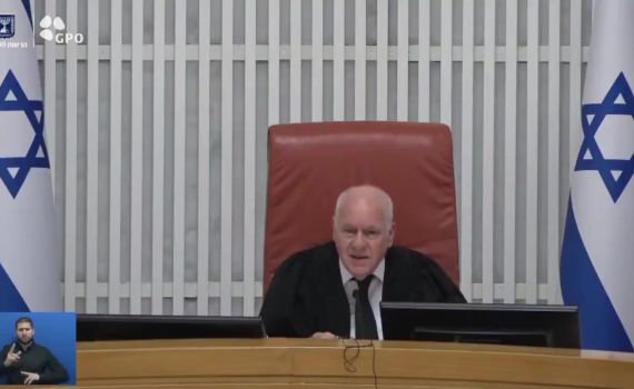 צפו: השופט פוגלמן הוציא בכוח משפחות שכולות