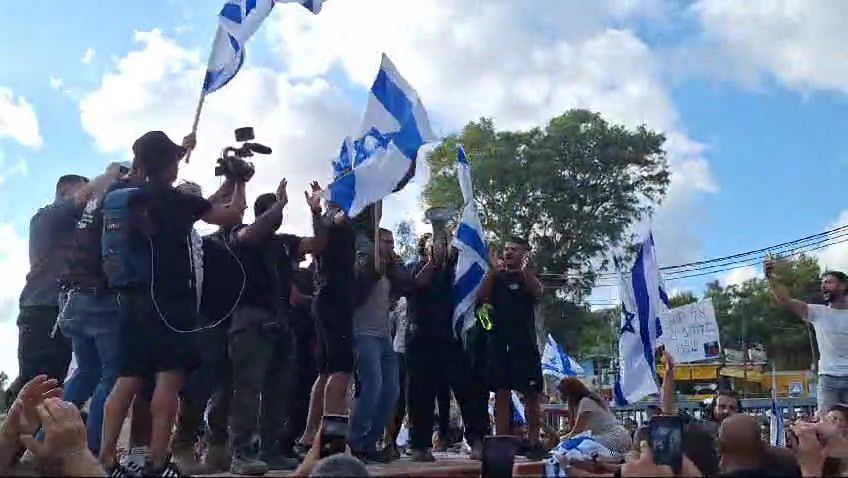 השמאל שרף את המדינה, ועכשיו מתלונן על ריח העשן